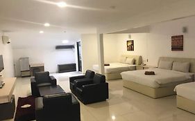 Peach Hill Hotel & Cafe